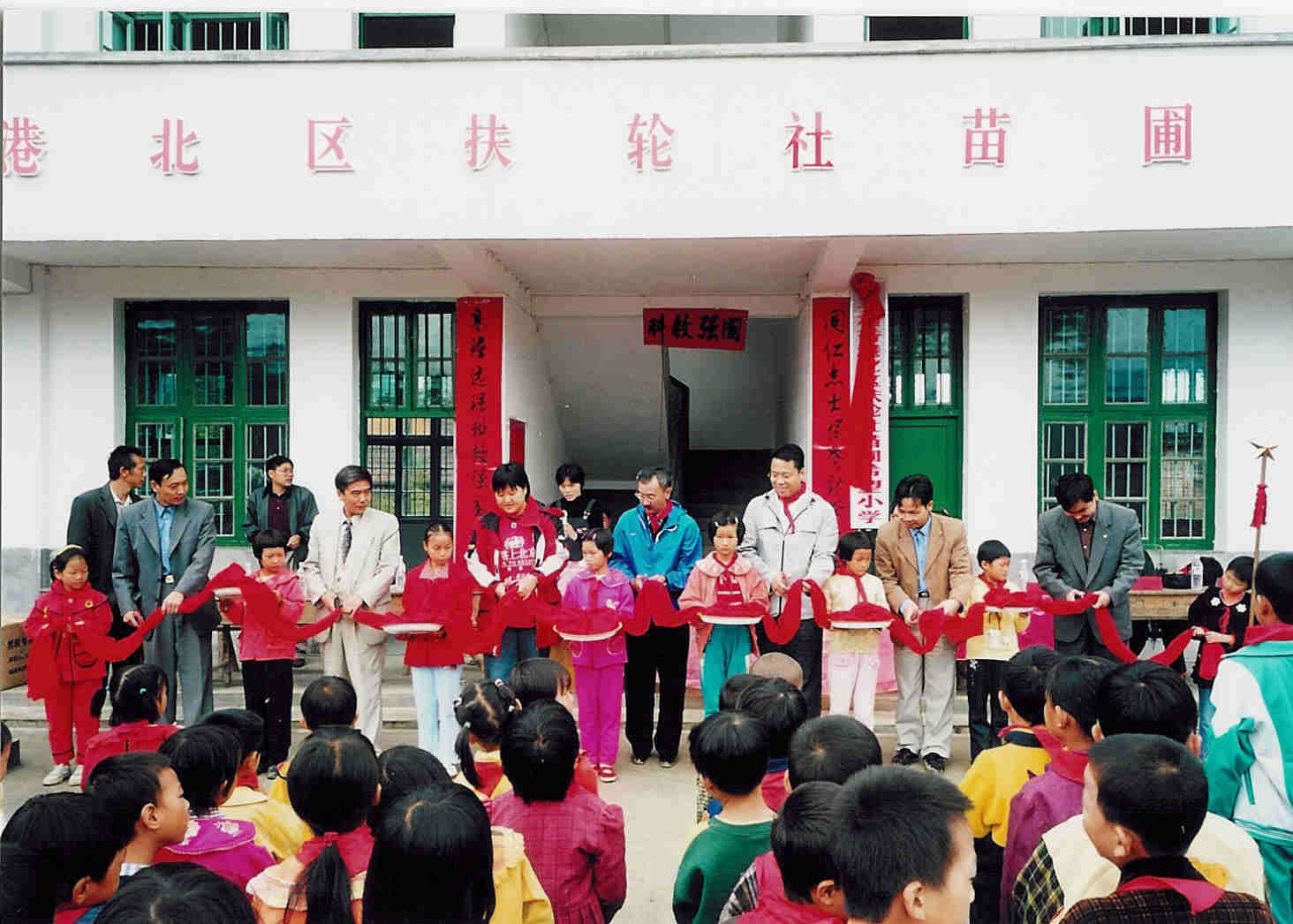 1999 – 2000 資助湖南省汝城縣暖水鎮巷頭小學重建計劃