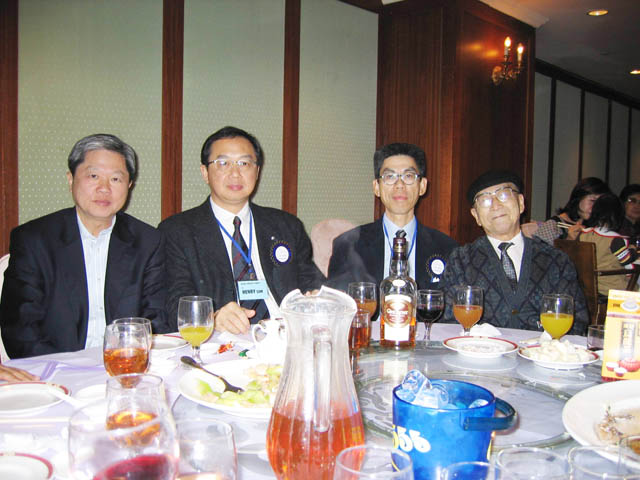 2003 – 2004 出席高雄頒發獎學金典禮